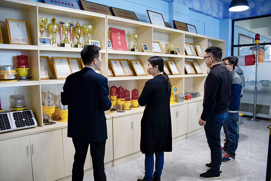 恒大地產(chǎn)領(lǐng)導(dǎo)考察送飛實業(yè)集團的留影紀(jì)念圖