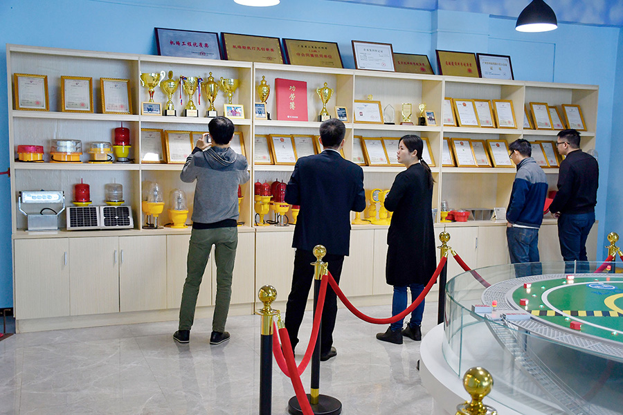 恒大地產(chǎn)領(lǐng)導(dǎo)考察送飛實業(yè)集團的留影紀(jì)念圖