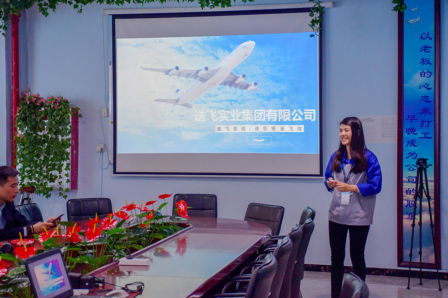 恒大地產(chǎn)領(lǐng)導(dǎo)考察送飛實業(yè)集團的留影紀(jì)念圖