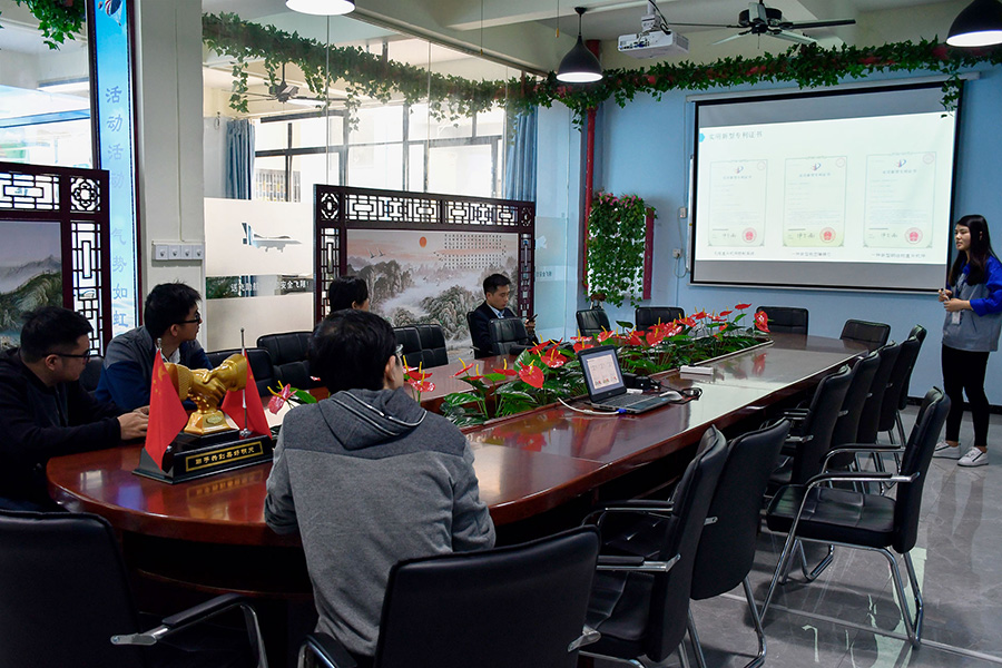 恒大地產(chǎn)領(lǐng)導(dǎo)考察送飛實業(yè)集團的留影紀(jì)念圖