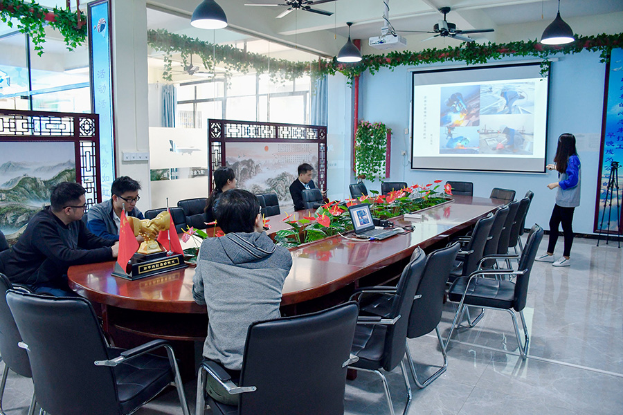 恒大地產(chǎn)領(lǐng)導(dǎo)考察送飛實業(yè)集團的留影紀(jì)念圖