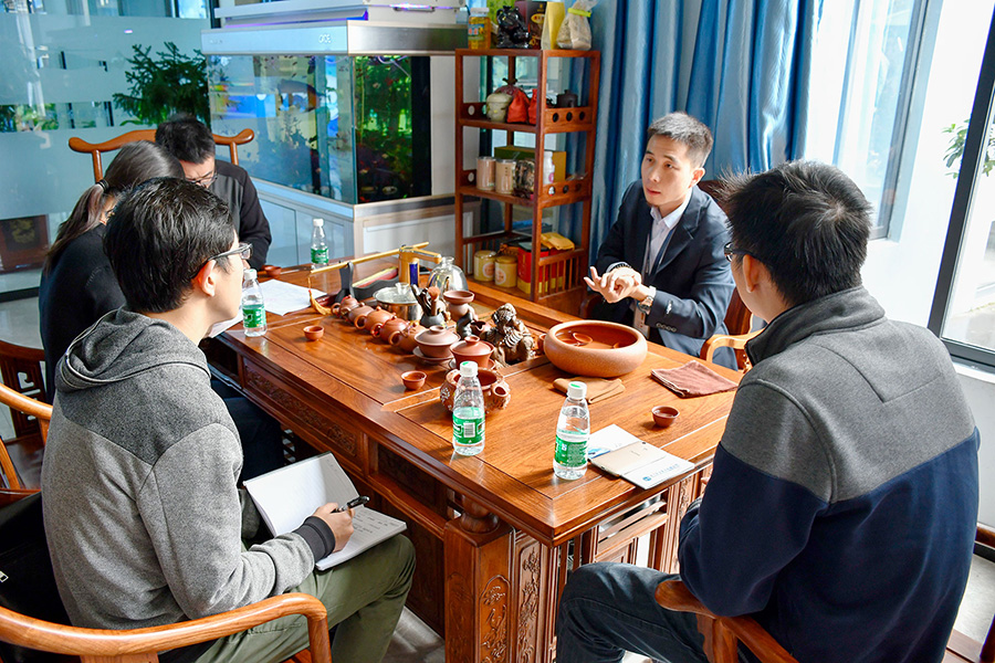 恒大地產(chǎn)領(lǐng)導(dǎo)考察送飛實業(yè)集團的留影紀(jì)念圖