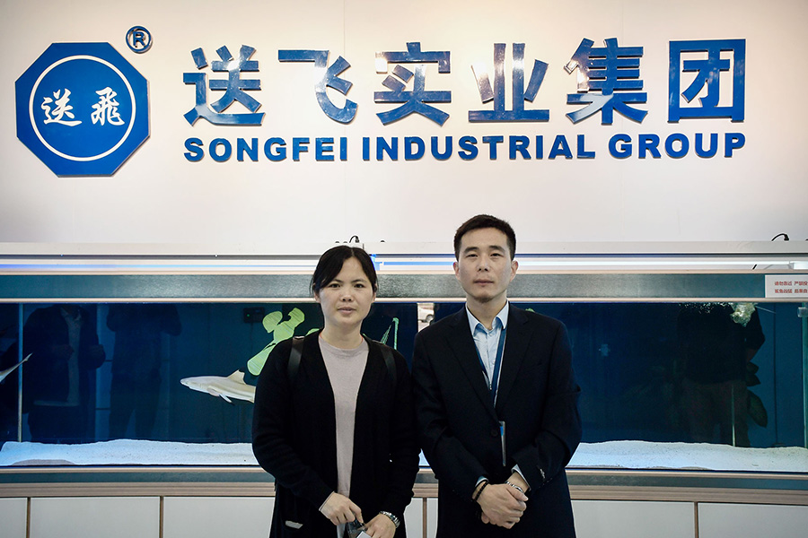 恒大地產(chǎn)領(lǐng)導(dǎo)考察送飛實業(yè)集團的留影紀(jì)念圖